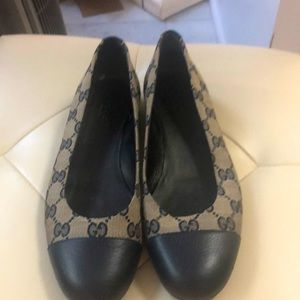 Gucci navy blue and grey flats with Gucci insignia all over. Part leather